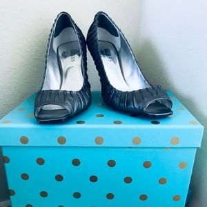 Guess silver leathery cloth high heeles
